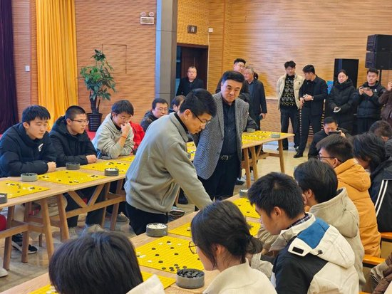 世界冠军范廷钰与棋迷换取对弈